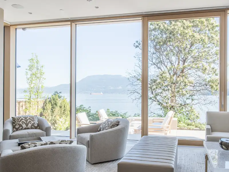 Holzfenster für natürliche Wohnatmosphäre